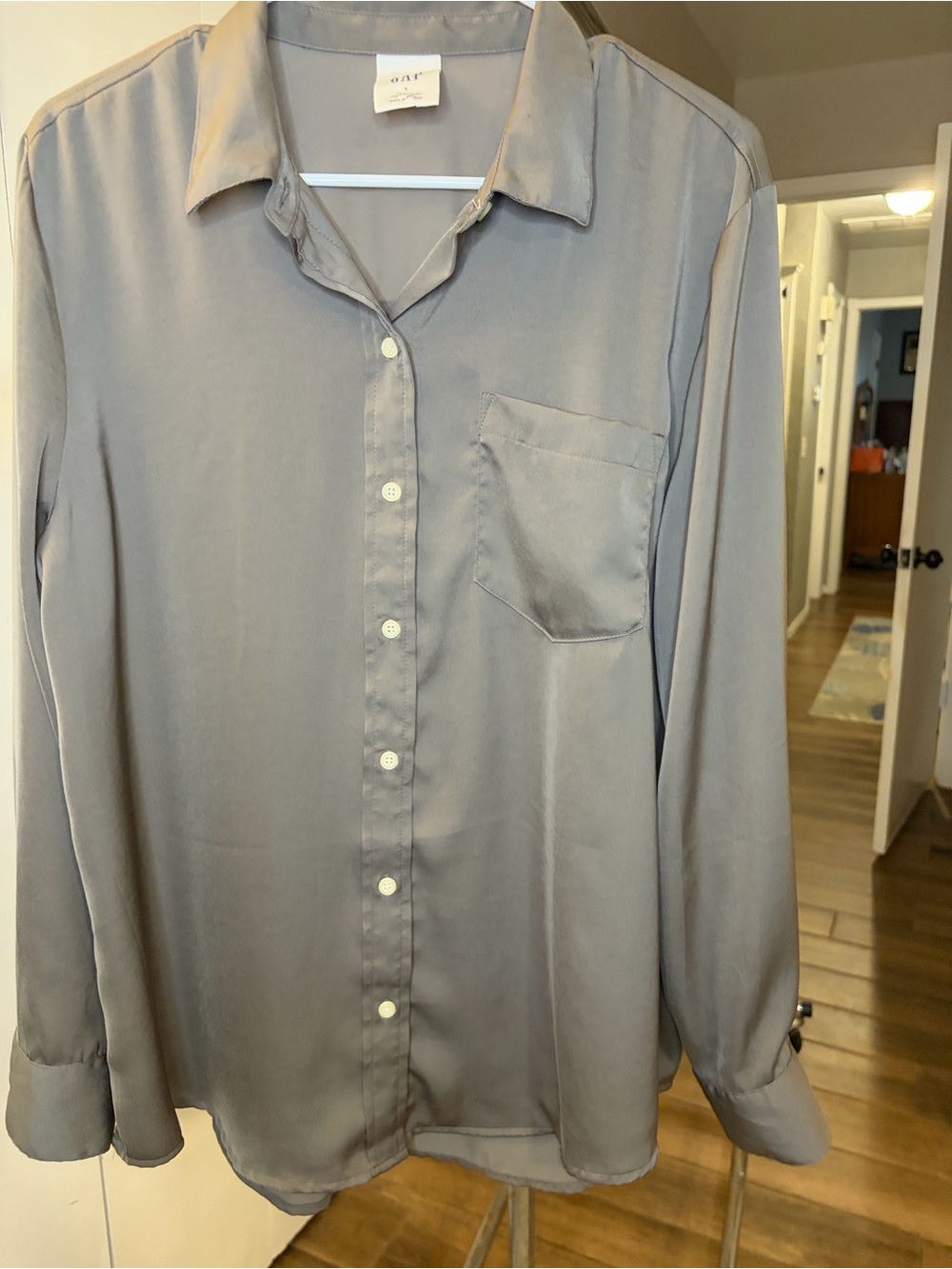 Gap women’s Long-Sleeve Button-Down Shirt in Taupe/Tan. Size Large